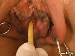 پیر مرد در یک قرمز ک ...