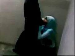 سگ ماده در پارتی در  ...